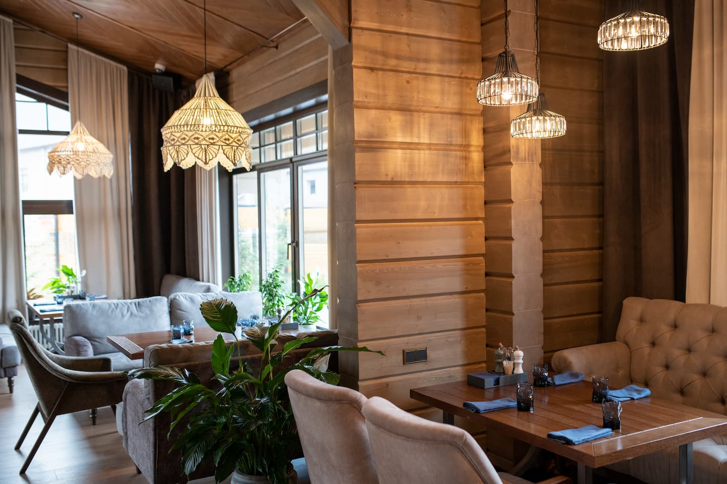 corner-of-modern-luxurious-restaurant-with-wooden-4AVS8GW.jpg