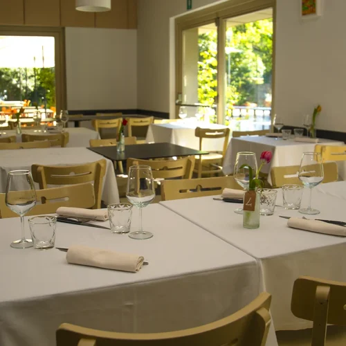 Interno ristorante tavernetta monterado